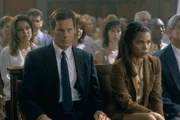 Misstrauisch verfolgen Detective Duquette (Kevin Bacon, l.) und seine Kollegin Perez (Daphne Rubin-Vega) den Prozessverlauf.