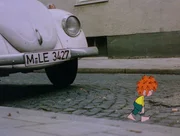 Pumuckl stiehlt ein Silberarmband. Als Meister Eder dahinter kommt, ist er so sauer, dass er den Pumuckl raus wirft. Pumuckl stiehlt ein Silberarmband. Als Meister Eder dahinter kommt, ist er so sauer, dass er den Pumuckl raus wirft.