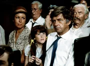 Olivia (Michael Learned, l.) ist überglücklich, dass ihr Mann John (Ralph Waite, r.) wieder zum Glauben zurückgefunden hat und sie in die Kirche begleitet ... Olivia (Michael Learned, l.) ist überglücklich, dass ihr Mann John (Ralph Waite, r.) wieder zum Glauben zurückgefunden hat und sie in die Kirche begleitet ...