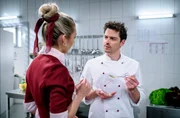 Larissa (Anna Karolin Berger) isst Kilian (Anthony Paul) zuliebe von seinem Dessert, nicht ohne Hintergedanken.