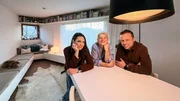 Ding Dong &ndash; Zeig mir dein Zuhause Winterstaffel Folge 3 Viola Tami (l.) und Jan Fitze (r.) zu Besuch bei Leonice Knapp (M.) in Absam im Tirol 2026