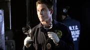 Ryan O'Halloran (Mike Doyle) macht in der ausgebrannten Wohnung eine interessante Entdeckung: Zwei Weingläser! Das Opfer war am Abend zuvor scheinbar nicht alleine in der Wohnung. Ryan O'Halloran (Mike Doyle) macht in der ausgebrannten Wohnung eine interessante Entdeckung: Zwei Weingläser! Das Opfer war am Abend zuvor scheinbar nicht alleine in der Wohnung.