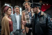 Kris (Marc Barthel, r.) warnt Petra Steinert (Cordelia Wege). Sollte sie etwas mit dem Anschlag auf Daniel Lohse (J&ouml;rn Knebel, 2.v.l.) zu tun haben, wird das Folgen f&uuml;r sie haben. (Bernhardt Lippe: Stephan Grossmann, 2.v.r.).