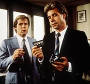 Thomas von Guldenburg (Wolf Roth) ist pl&ouml;tzlich in der Brauerei der Balbecks erschienen und &uuml;berreicht Jan (Sigmar Solbach, li.) eine Kassette.