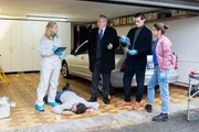 Rechtsmedizinerin Dr. Judith Engel (Astrid Posner, l.) hat erste Infos zum Mord an Anton Bruch (Thomas Bartling, 2.v.l.) f&uuml;r Oberstaatsanwalt Bernd Reuther (Rainer Hunold, M.), Oberkommissar Alexander Witte (Jannik Mioducki, 2.v.r.) und Hauptkommissarin Julia Schr&ouml;der (Anika Baumann, r.).