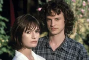 Seit dem frühen Tod ihrer Eltern sind Katherine Lacey (Emily Mortimer, l.) und ihr Bruder Michael (Jonathan Firth, r.) Waisen. Seit dem frühen Tod ihrer Eltern sind Katherine Lacey (Emily Mortimer, l.) und ihr Bruder Michael (Jonathan Firth, r.) Waisen.