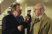 Schauspieler Paul S&ouml;dermann (Jaecki Schwarz, l.) erkl&auml;rt Kriminalhauptkommissar Leo Kress (Rolf Schimpf, r.), wie er die Tote entdeckte.