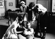 Ein Schuss hat sich gelöst beim Handgemenge zwischen Hawermann (Robert Zimmerling, rechts) und Axel von Rambow (Rolf Becker). Seine Frau Frieda (Marietta Schupp, vorn) und die Haushälterin Möllers (Uta Stammer) kümmern sich um den verletzten Gutsherrn. Ein Schuss hat sich gelöst beim Handgemenge zwischen Hawermann (Robert Zimmerling, rechts) und Axel von Rambow (Rolf Becker). Seine Frau Frieda (Marietta Schupp, vorn) und die Haushälterin Möllers (Uta Stammer) kümmern sich um den verletzten Gutsherrn.