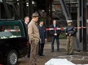 Kommissar Geiger sichert den Tatort. Kommissar Geiger sichert den Tatort.