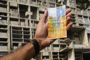 Sternstunde Kunst Kraft der Utopie &ndash; Leben mit Le Corbusier in Chandigarh Die ehemalige zehn Franken Banknote ist Le Corbusier gewidmet. Darauf sind Teile der Fassade vom Verwaltungsgeb&auml;ude im Regierungsviertel abgebildet. (Sektor 1)  Copyright: SRF/Karrer-Multivison
