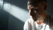 Louis B&uuml;rger (Max Riemelt) bereitet sich mental auf seine Flucht aus dem Gef&auml;ngnis vor.
