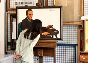 K&uuml;nstlerin Oskar Rink vor einem Werk der Malerin Lotte Laserstein in der Berlinischen Galerie.