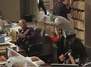 Halloween: Spencer Reid (Matthew Gray Gubler, stehend r.) erlaubt sich einen Spa&szlig;, von dem Morgan (Shemar Moore, l.) nicht sehr begeistert ist ...