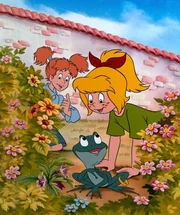 Bibi (l.) hat auf ihrem Schulweg einen Frosch gefunden. Ob sie ihn mit nach Hause nehmen soll?