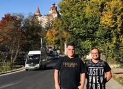 Michael Haymoz und Mircea Mathis vor Graf Draculas Burg Michael Haymoz und Mircea Mathis vor Graf Draculas Burg