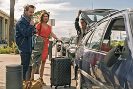 Bruno Bassmann (Fabian Busch) und seine Frau Katja (Jeanne Tremsal) machen einen Zwischenstopp auf dem Weg in den Urlaub und steigen in das Taxi von Aliya (Sabrina Amali) ein.