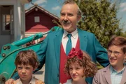 Papa Moll
Stefan Kurt als Papa Moll mit seinen Kindern (v.l.n.r.): Macwell Mare als Fritz, Luna Paiano aols Evi und Yven Hess als Willy
SRF/Zodiac Pictures Ltd.