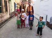 Meine fremde Heimat &ndash; Indien, Staffel 2, Episode 2; Benjamin und Satbir posieren mit den Kindern des Heimatdorfes.