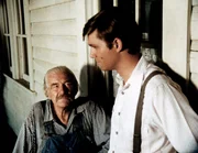 Weil er in seiner Zeitung Ausz&uuml;ge aus Adolf Hitlers Buch "Mein Kampf" ver&ouml;ffentlicht hat, kommt es zu heftigen Angriffen auf John-Boy (Richard Thomas, r.). Er bittet seinen Gro&szlig;vater (Will Geer, l.) um Rat.