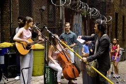 Als der strauchelnde Produzent Dan (Mark Ruffalo, r.) Gretta (Keira Knightley, l.) w&auml;hrend eines Konzerts auf einer kleinen B&uuml;hne im New Yorker East Village sieht, ist er sofort von ihrem gro&szlig;en Talent &uuml;berw&auml;ltigt. Gemeinsam wollen sie an einem Album arbeiten, das sie an quirligen Orten der Gro&szlig;stadt aufnehmen anstatt im Studio. Mit Erfolg?