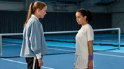 Tennistalent Vika Antonescu (Lilly Barshy, l.) konfrontiert ihre beste Freundin und Konkurrentin Sarah Tulasi (Kristin Alia Hunold, r.). Hat sie versucht, sie zu sabotieren?