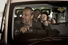 Genau zu dem Zeitpunkt, in dem Eile angebracht ist, bekommen es Ludo (Til Schweiger, M.) und Anna (Nora Tschirner, r.) mit einem fiesen Taxifahrer (Wolfgang Stumph, l.) zu tun. Doch die Rache folgt auf dem Fu&szlig;e ...