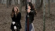 Lydia (Holland Roden, li.) und Allison (Crystal Reed, re.) sind zusammen im Wald damit Allison die Waffen ihrer Familie testen kann. Lydia (Holland Roden, li.) und Allison (Crystal Reed, re.) sind zusammen im Wald damit Allison die Waffen ihrer Familie testen kann.