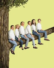 Im Bild (v.li.): Murray Goldberg (Jeff Garlin), Beverly Goldberg (Wendi McLendon-Covey), Albert 'Pops' Solomon (George Segal), Barry Goldberg (Troy Gentile), Erica Goldberg (Hayley Orrantia), Adam Goldberg (Sean Giambrone). Im Bild (v.li.): Murray Goldberg (Jeff Garlin), Beverly Goldberg (Wendi McLendon-Covey), Albert 'Pops' Solomon (George Segal), Barry Goldberg (Troy Gentile), Erica Goldberg (Hayley Orrantia), Adam Goldberg (Sean Giambrone).