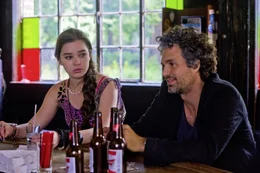 Wird das Zusammentreffen mit Gretta das Leben von Violet (Hailee Steinfeld, l.) und ihrem Vater Dan (Mark Ruffalo, r.) wirklich ver&auml;ndern?