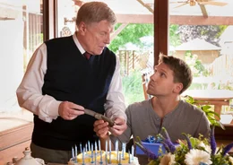 Klaus Barner (Manfred Zapatka) will von seinem Sohn Tom (Hanno Koffler) wissen, woher er das Messer hat.