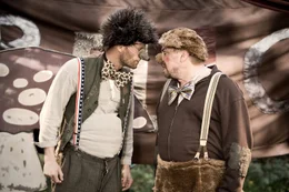 Ludo (Til Schweiger, l.) macht dem Berufsclown Bello (Armin Rohde, r.) geh&ouml;rig Konkurrenz im Kinderhort ...