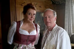 Von links: Sabine J&auml;ger (Luise Kinseher) und ihr Mann Hubert (Stefan Merki) beobachten wie Josefa in die Wirtsstube kommt und sich alle Blicke auf sie richten.