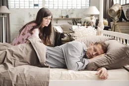 Nach zwei Jahren sind Ludo (Til Schweiger, r.) und Anna (Nora Tschirner, l.) immer noch ein Paar. Allerdings nicht unbedingt ein gl&uuml;ckliches, denn der Alltag hat schon l&auml;ngst Einzug gehalten. Dieser wird j&auml;h gest&ouml;rt, als Marie, die h&uuml;bsche Ex-Freundin von Ludo, auftaucht und sich daran macht, Ludo erneut den Kopf zu verdrehen ...
