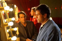 Leon (Kai Schumann, r.) sucht den Rat seines Freundes Bill (Robert Seeliger, l.).