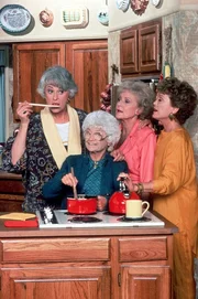 Dorothy Zbornak (Bea Arthur), Sophia Petrillo (Estelle Getty), Nylund (Betty White) und Blanche Devereaux (Rue McClanahan). Dorothy Zbornak (Bea Arthur), Sophia Petrillo (Estelle Getty), Nylund (Betty White) und Blanche Devereaux (Rue McClanahan).