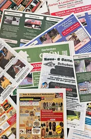 Mit solchen Flyern wirbt die Familie für Dienstleistungen und Gold/Pelzankauf. Sie liegen Tageszeitungen und Wochenblättern bei. Mit solchen Flyern wirbt die Familie für Dienstleistungen und Gold/Pelzankauf. Sie liegen Tageszeitungen und Wochenblättern bei.