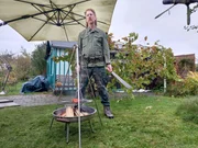 Uke Bosse bei der Vorstellung der verschiedenen Grilltypen im Schrebergarten, in der Rolle des "Survivalist" f cr den Schwenkgrill