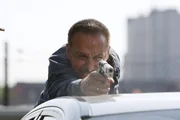 Als auf sie geschossen wird, zieht Semir (Erdogan Atalay) seine Waffe und versucht den Gangster aufzuhalten... Als auf sie geschossen wird, zieht Semir (Erdogan Atalay) seine Waffe und versucht den Gangster aufzuhalten...