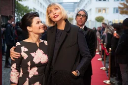 Unter dem Namen Mia m&ouml;chte sie allen, aber vor allem ihrer Chefin Agnes van Beuyten (Nadja Auermann, r.) zeigen, was in ihr steckt: Nachwuchs Modedesignerin Mandy (Anna Fischer, l.) ...