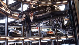 Bei dem Kampf um einen Koffer, voll mit wichtigen Daten, riskieren Ethan Hunt (Tom Cruise, unten) und Kurt Hendricks (Michael Nyqvist, oben) alles. Wird Ethan noch rechtzeitig an den Code kommen, um den Start der Atomrakete verhindern zu k&ouml;nnen?; Bei dem Kampf um einen Koffer, voll mit wichtigen Daten, riskieren Ethan Hunt (Tom Cruise, unten) und Kurt Hendricks (Michael Nyqvist, oben) alles. Wird Ethan noch rechtzeitig an den Code kommen, um den Start der Atomrakete verhindern zu k&ouml;nnen?