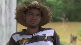 Janel Alas arbeitet auf der Hato Masaguaral, einer Ranch, auf der seit 30 Jahren Orinoko-Krokodile gez&uuml;chtet werden.