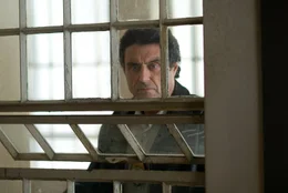 Mit Hilfe von Detective Mike Barron (Ian McShane) gelingt es Emily, Lilith vor dem grausigen Schicksal zu bewahren, das ihre Eltern f&uuml;r sie vorgesehen haben. Ein Fehler?; Mit Hilfe von Detective Mike Barron (Ian McShane) gelingt es Emily, Lilith vor dem grausigen Schicksal zu bewahren, das ihre Eltern f&uuml;r sie vorgesehen haben. Ein Fehler?