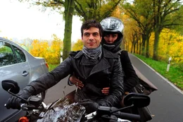 Verenas (Simone Thomalla, r.) Wagen ist auf halber Strecke liegen geblieben. Zum Gl&uuml;ck wird sie von dem charmanten Motorradfahrer Leon (Kai Schumann, l.) mitgenommen.
