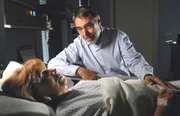 Georg Baumgart (Gunter Scho&szlig;, r.) sitzt am Krankenbett seiner Frau Charlotte (Ursela Monn, l.), die gerade operiert wurde.