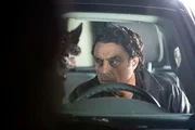 Auch Detective Mike Barron (Ian McShane) hat keine Chance, Liliths d&auml;monischen Phobien zu entkommen ...