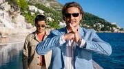 Milliard&auml;r Javier Gutierrez (Pedro Pascal, re.) l&auml;dt Schauspieler Nicolas Cage zu seiner Geburtstagsparty ein.. (Foto, li.: Jacob Scipio)