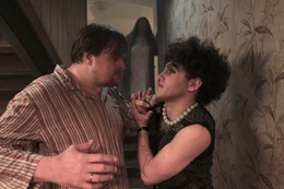 1988: W&uuml;tend pr&uuml;gelt Vater Franz-Josef (Michael A. Grimm, links) auf Josef (Riccardo Campione) ein.
