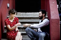 Gretta (Keira Knightly) und Dave (Adam Levine)