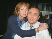 Chefsekret&auml;rin Barbara Grigoleit (Uta Schorn, li.) und Prof. Simoni (Dieter Bellmann, re.) spielen den 'Follie-Sisters' etwas vor.