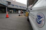 U.S. Homeland Security-Logo auf einem Fahrzeug am Grenzübergang Nogales. (National Geographic) U.S. Homeland Security-Logo auf einem Fahrzeug am Grenzübergang Nogales. (National Geographic)